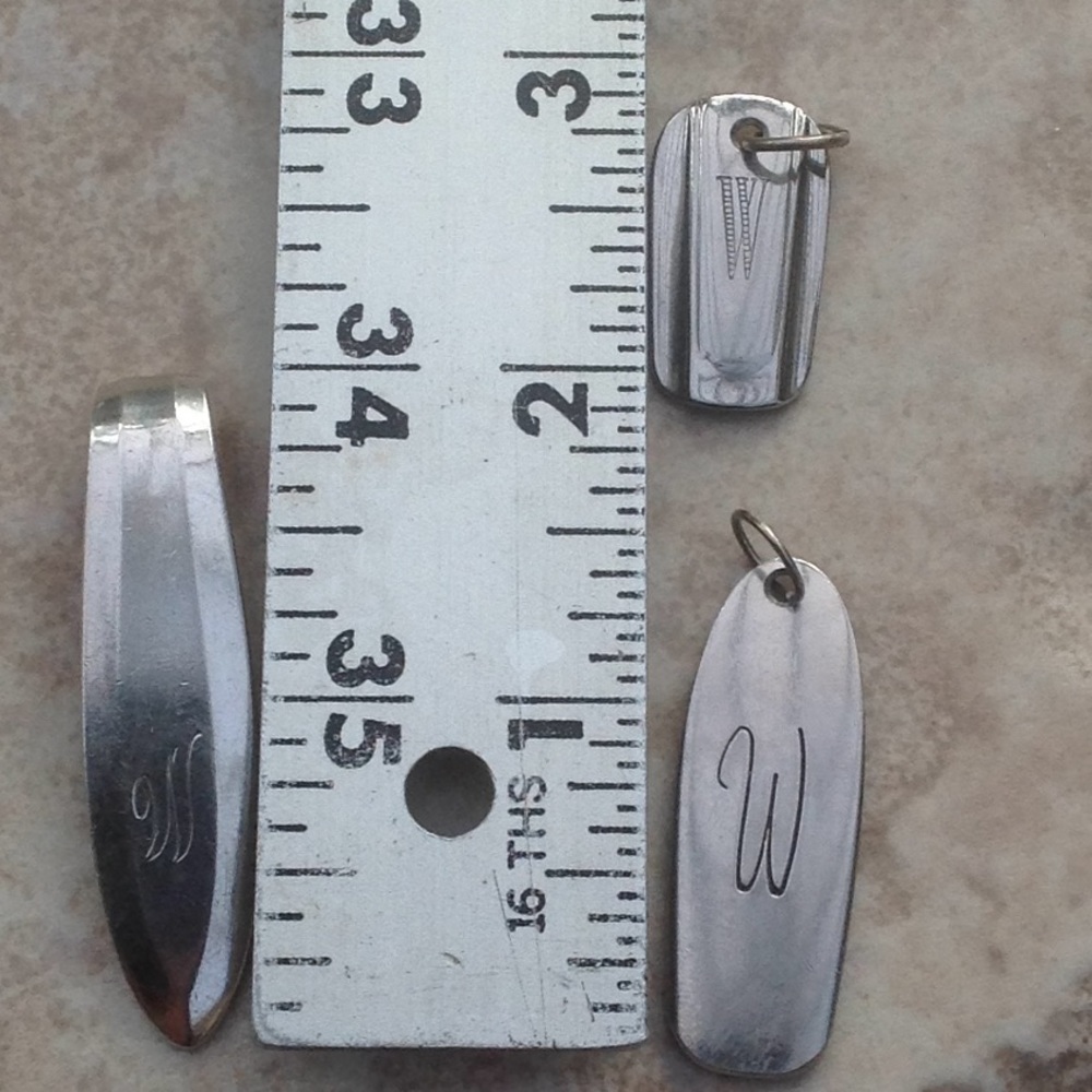 "W" monogrammed pendant made from silverware - Picture 5 of 5